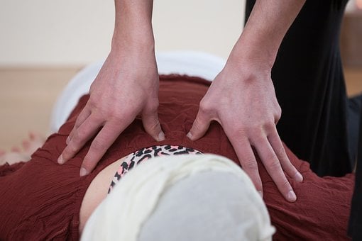 Séance de Shiatsu — points de pression sur le dos