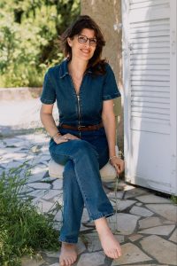 Karelle assise